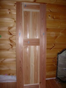 ドアは杉板、枠は余ったログ材等